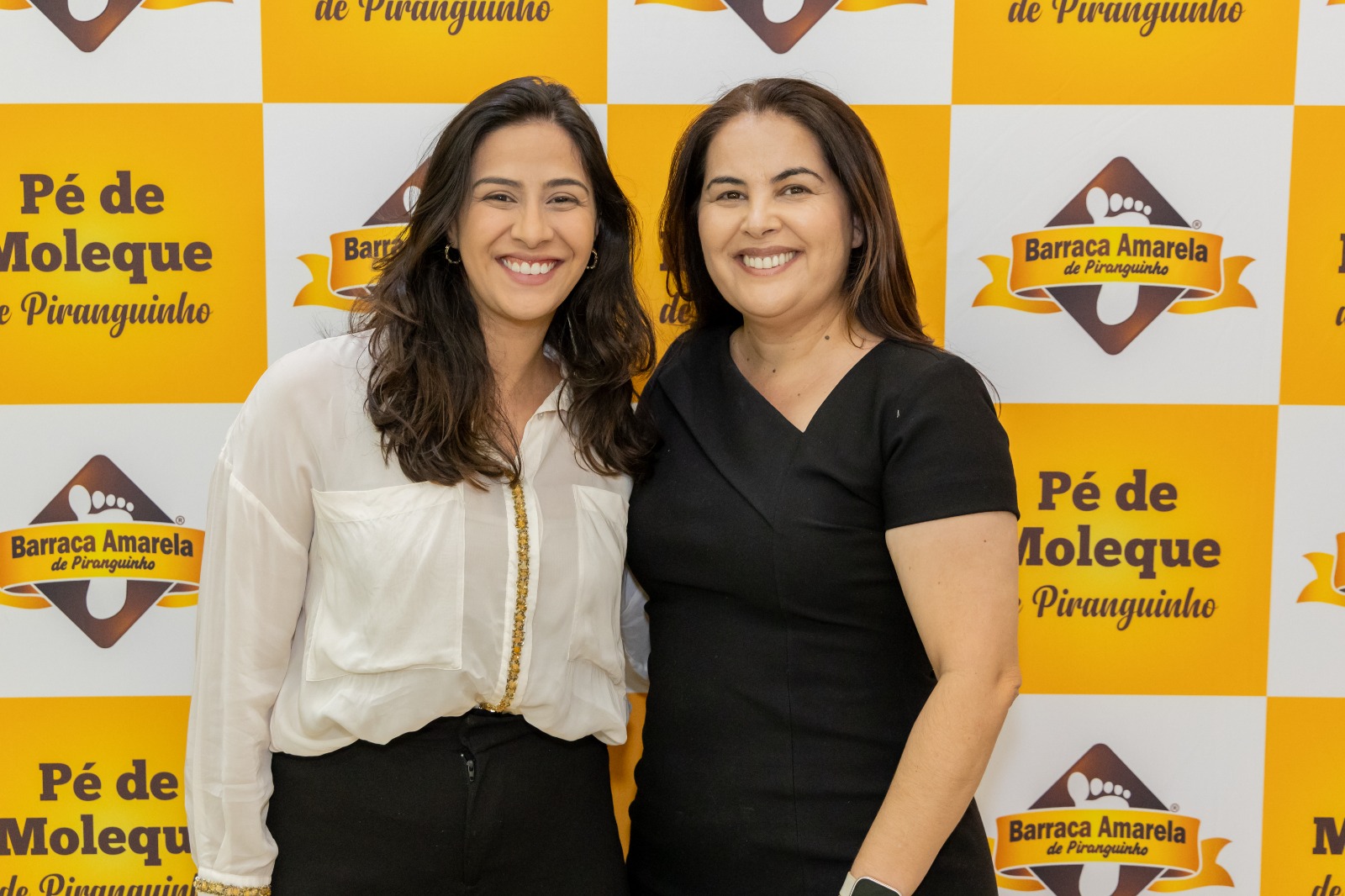 Ana Carolina Ramos com a proprietária da Barraca Amarela de Piranguinho após palestra para a equipe